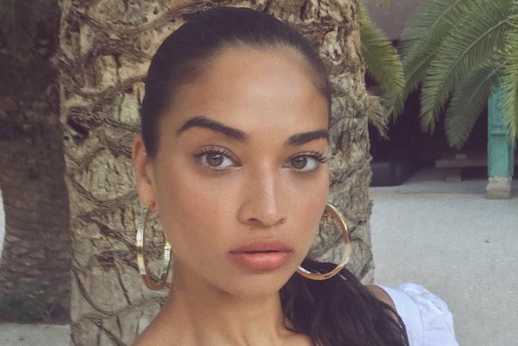 Woman with natural no-makeup makeup look featuring soft contouring, cream blush and radiant skin