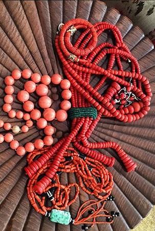 Bold Ethnic Necklaces Hint at Her Eclectic Tastes